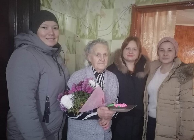 Поздравили жительницу хутора с 85-летием